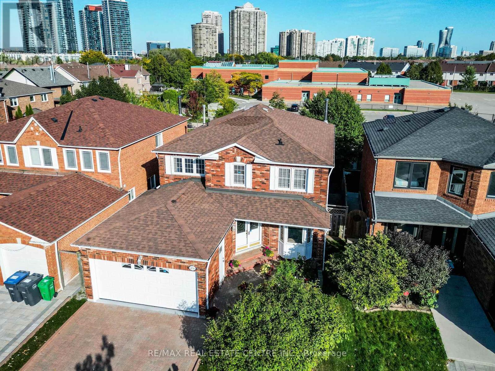 274 Ceremonial Drive, Mississauga, Ontario  L5R 2N8 - Photo 3 - W12427352