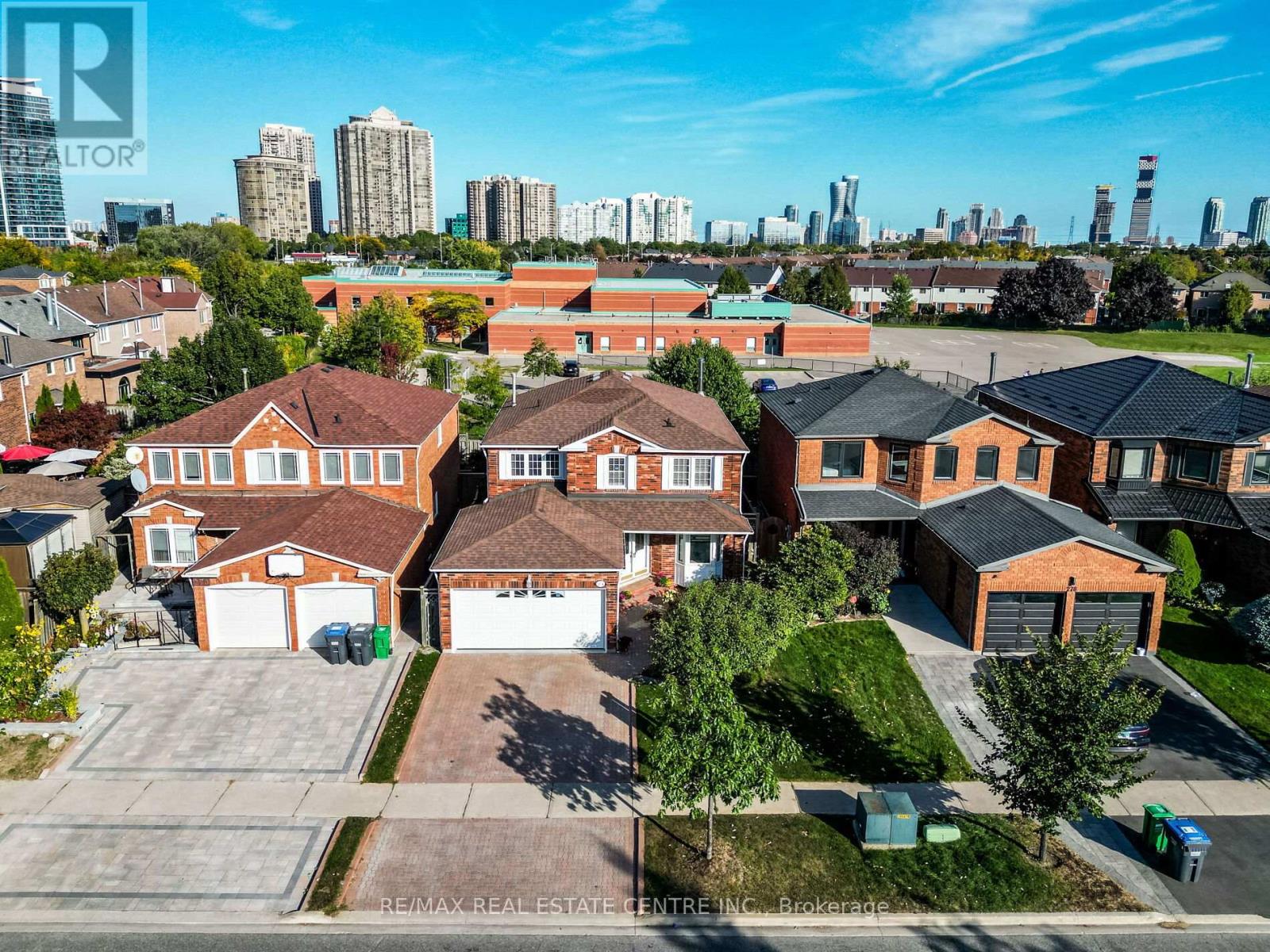 274 Ceremonial Drive, Mississauga, Ontario  L5R 2N8 - Photo 4 - W12427352