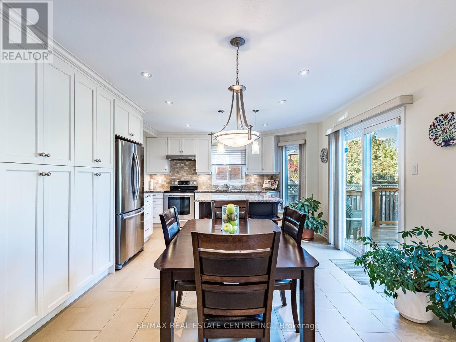 274 Ceremonial Drive, Mississauga, Ontario  L5R 2N8 - Photo 19 - W12427352