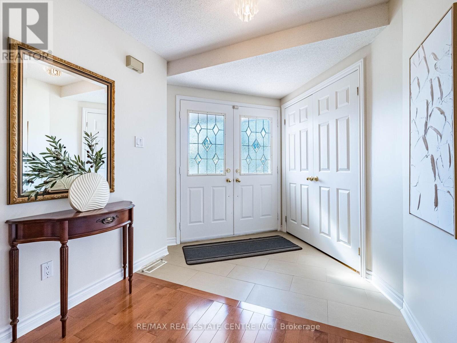 274 Ceremonial Drive, Mississauga, Ontario  L5R 2N8 - Photo 9 - W12427352