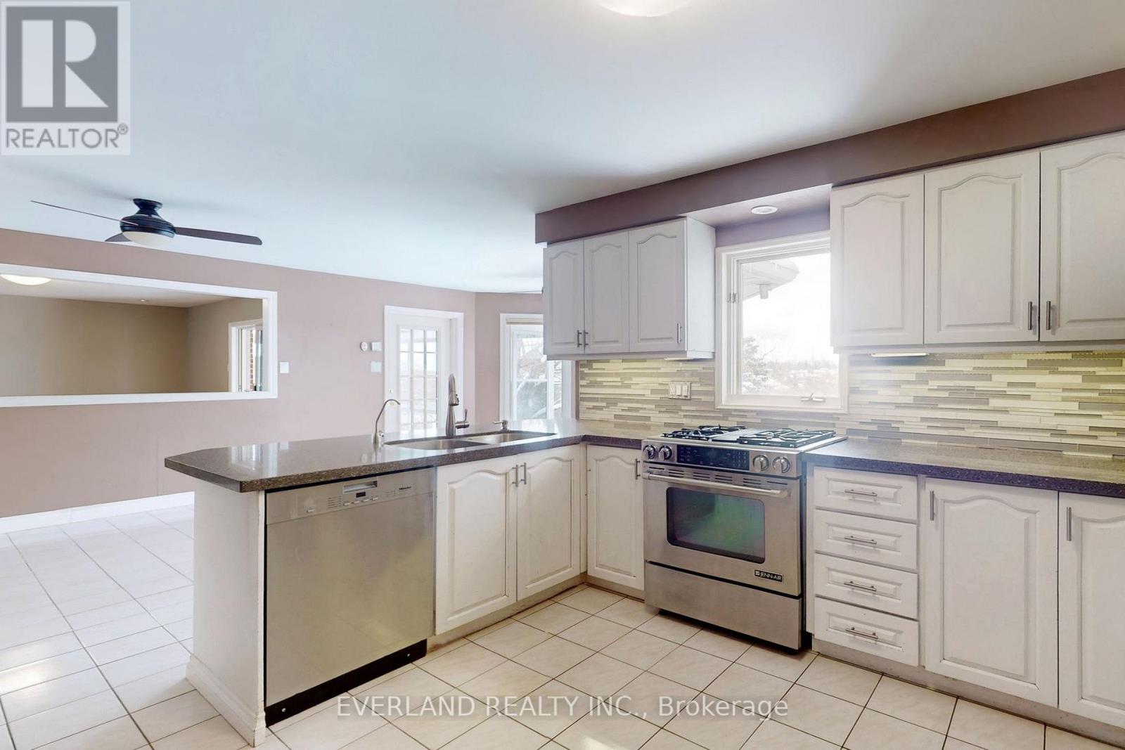 173 Thompson Drive, East Gwillimbury, Ontario  L9N 1E2 - Photo 13 - N12532452