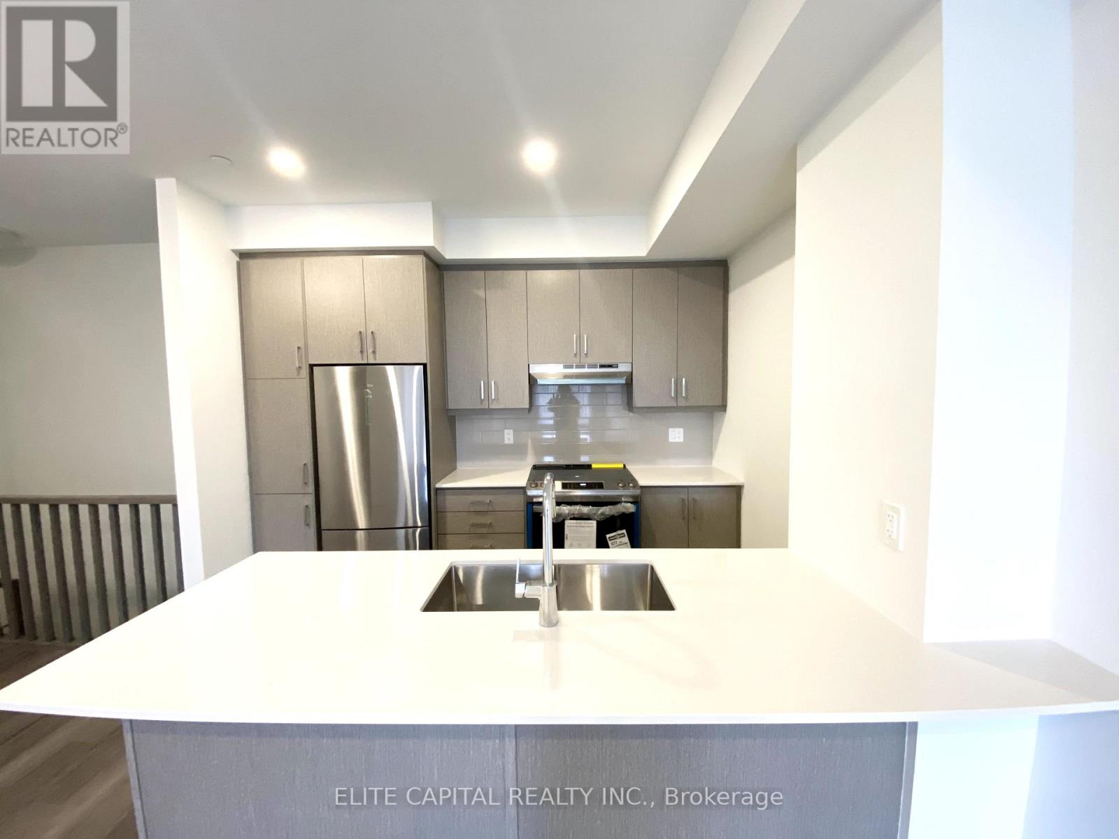 Th 332 - 100 Honeycrisp Crescent, Vaughan, Ontario  L4K 0N7 - Photo 4 - N12532484