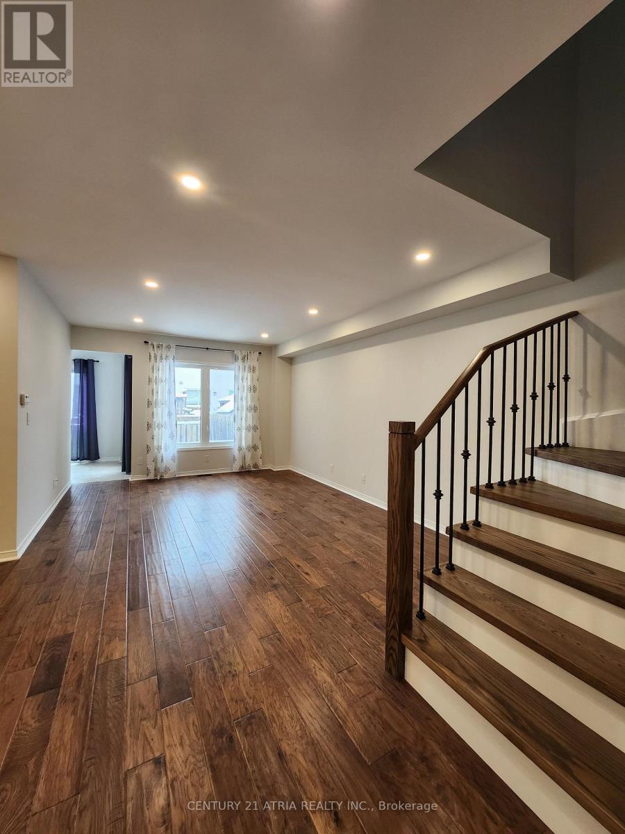 8 Bilbrough Street, Aurora, Ontario  L4G 7W3 - Photo 3 - N12532666