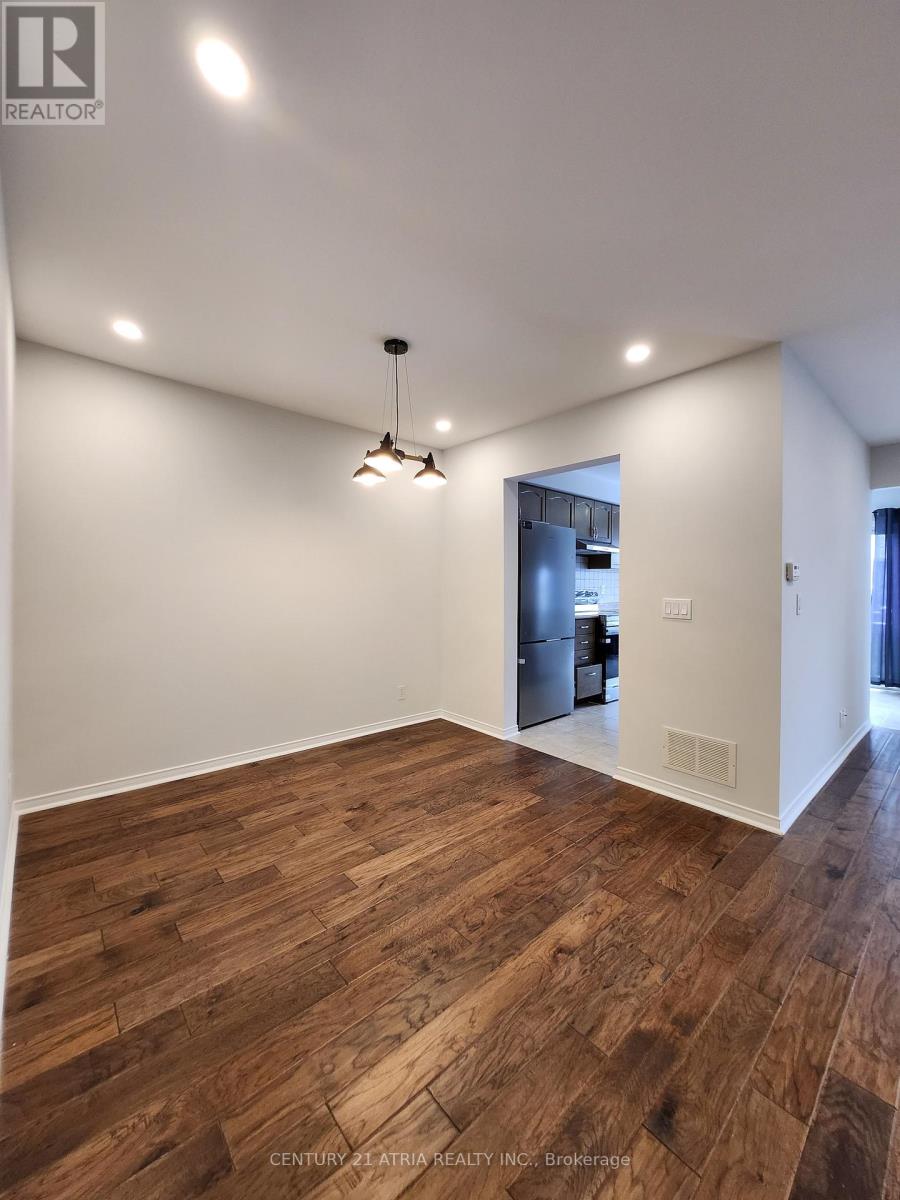 8 Bilbrough Street, Aurora, Ontario  L4G 7W3 - Photo 5 - N12532666