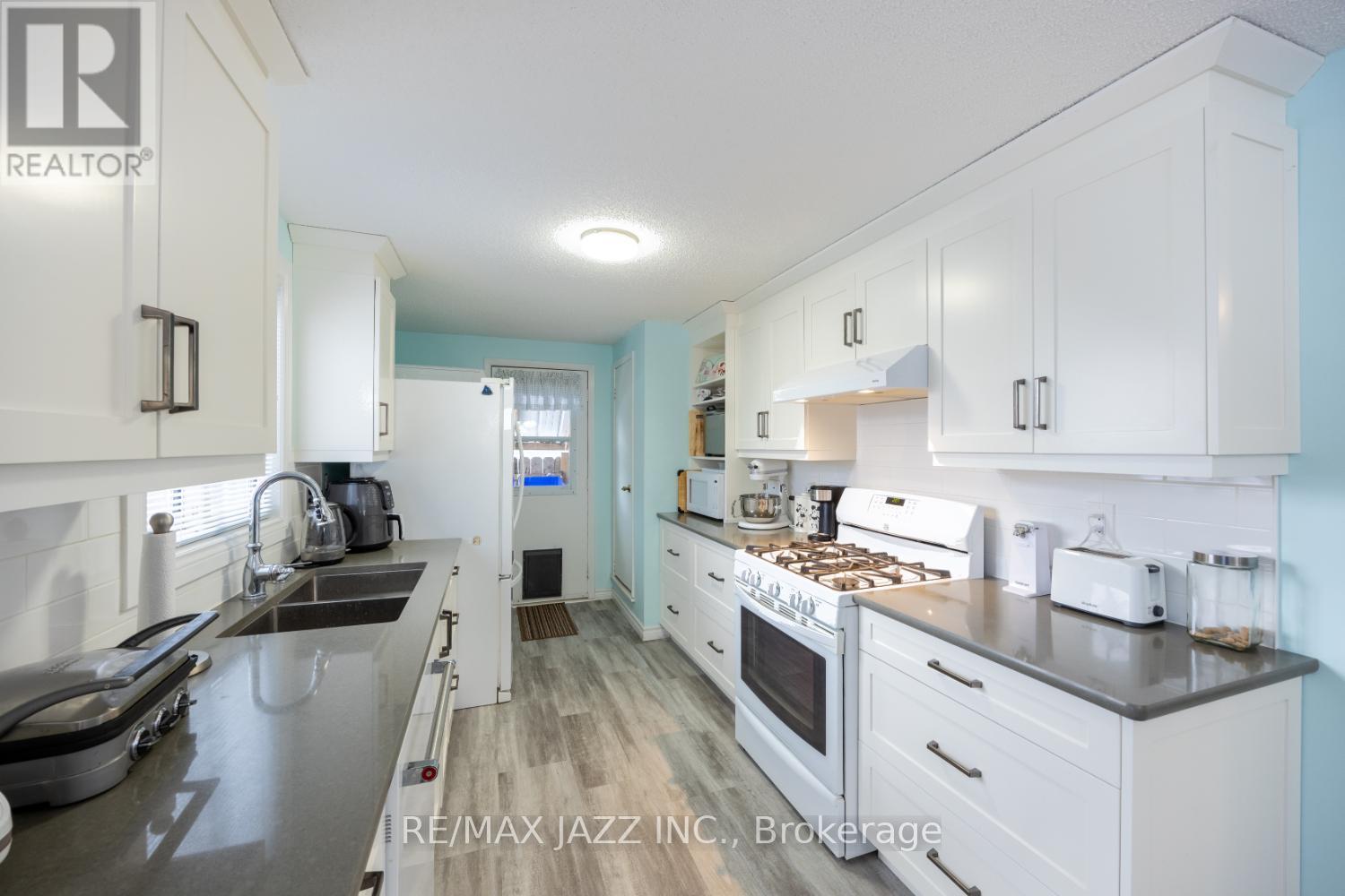 213 Wilmot Trail, Clarington, Ontario L1B 1A9 - Photo 4 - E12532854