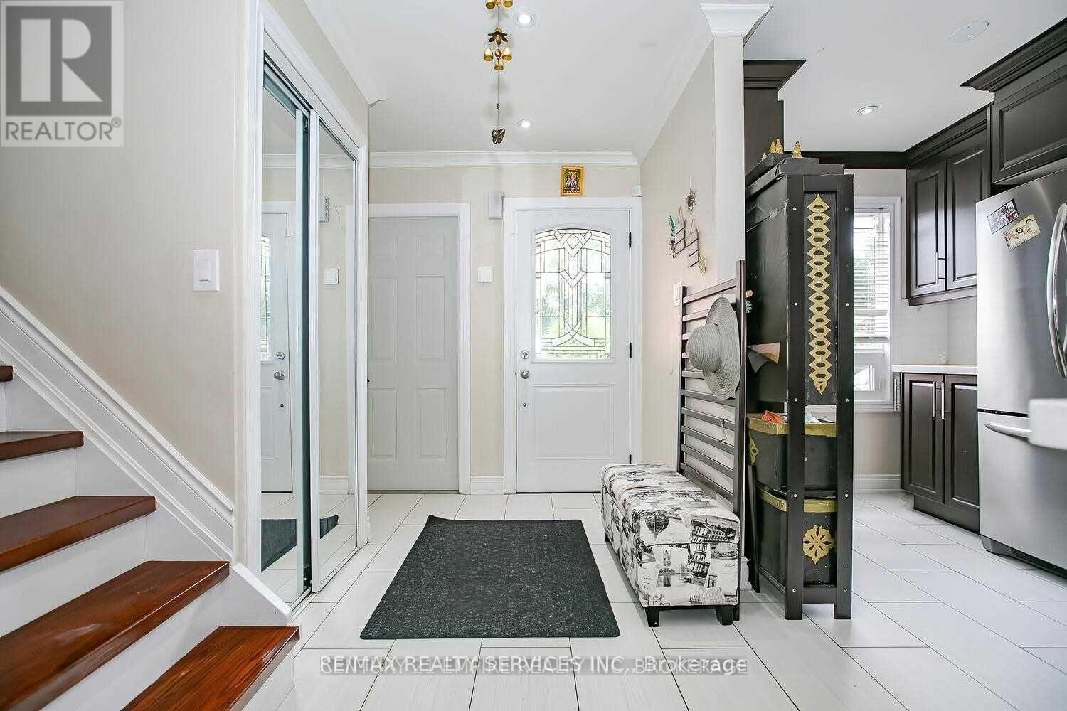 20 Murdoch Drive, Brampton, Ontario  L6X 3Y2 - Photo 2 - W12532460