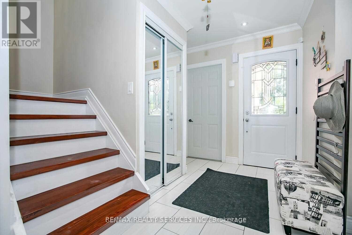 20 Murdoch Drive, Brampton, Ontario  L6X 3Y2 - Photo 3 - W12532460