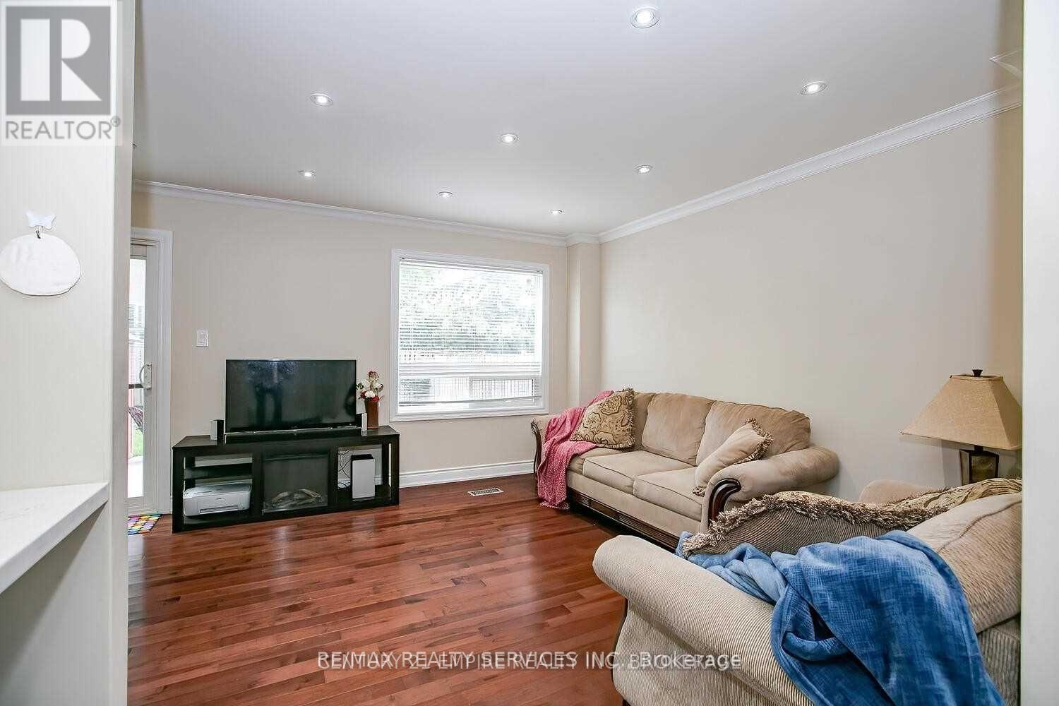 20 Murdoch Drive, Brampton, Ontario  L6X 3Y2 - Photo 4 - W12532460