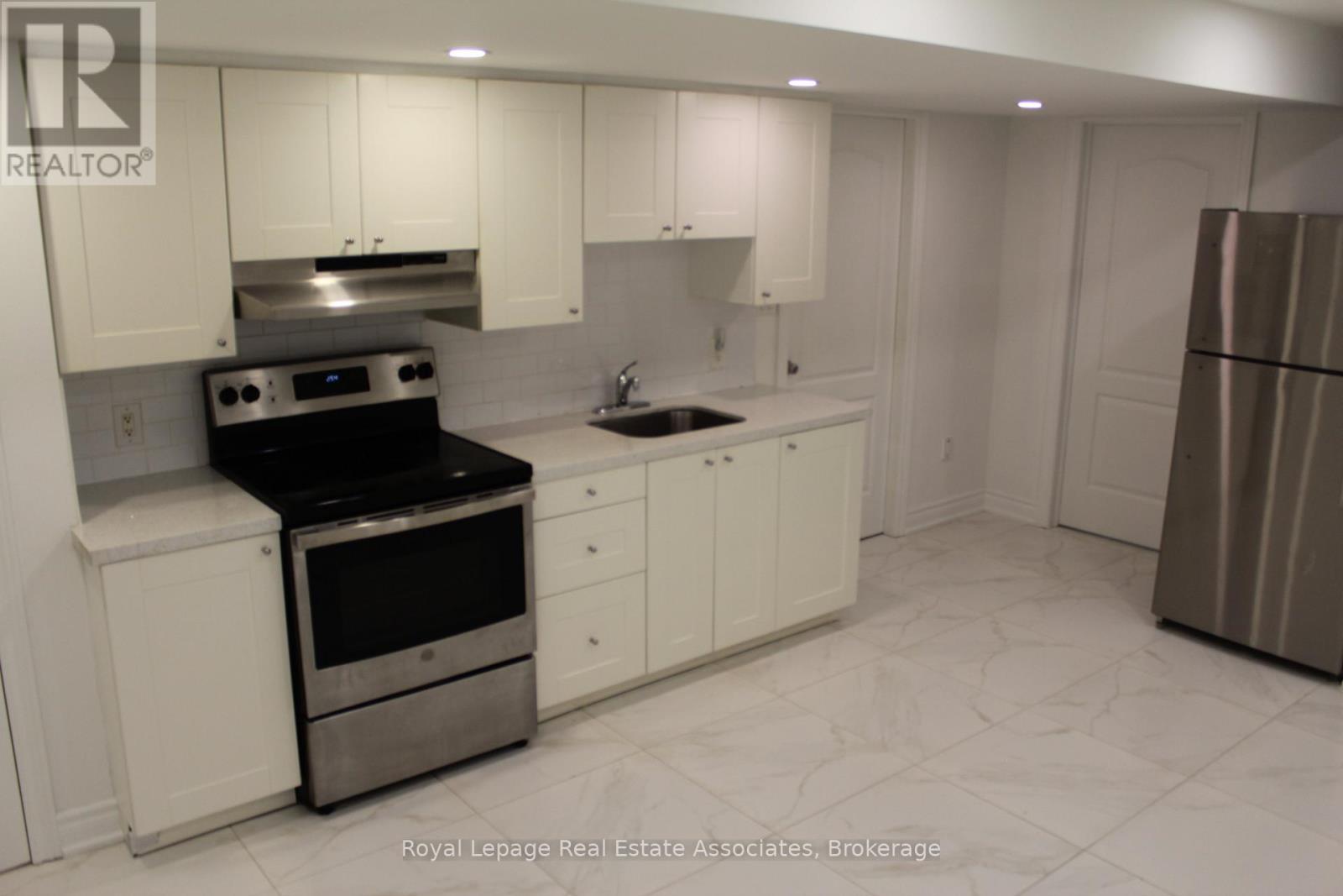 2 Bakersfield Road, Brampton, Ontario  L6P 2Z3 - Photo 2 - W12532516