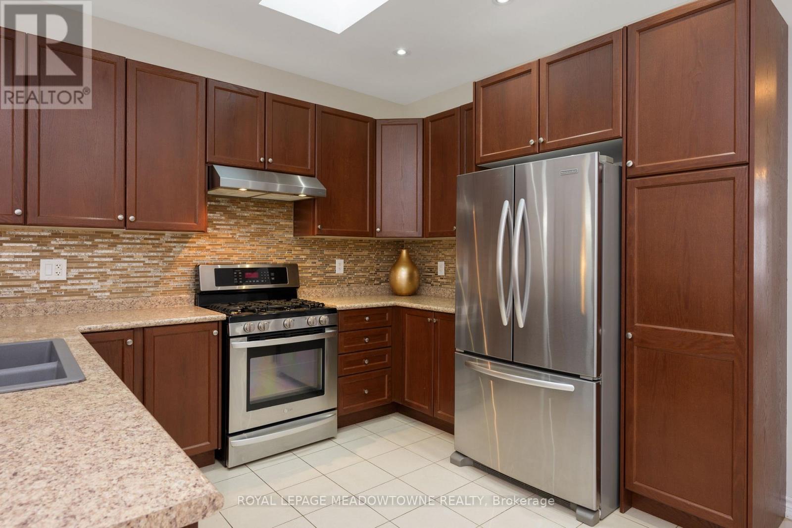 195 Minto Crescent, Milton, Ontario  L9T 7P5 - Photo 18 - W12532584