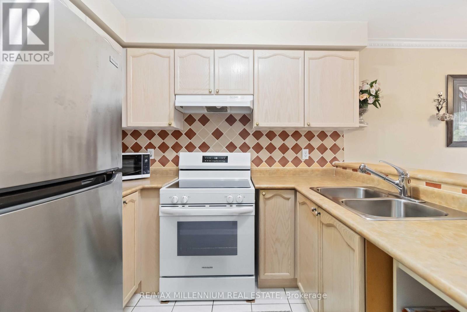 71 Manett Crescent, Brampton (Brampton West), Ontario  L6X 4X5 - Photo 13 - W12532598