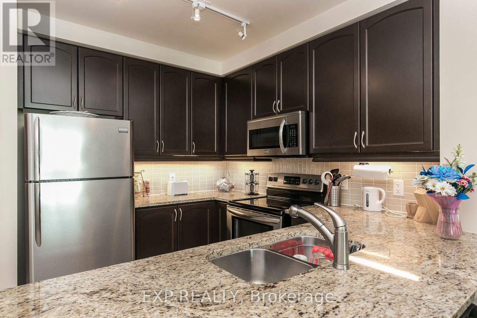 100 John Street, Brampton, Ontario  L6W 0A8 - Photo 7 - W12532652