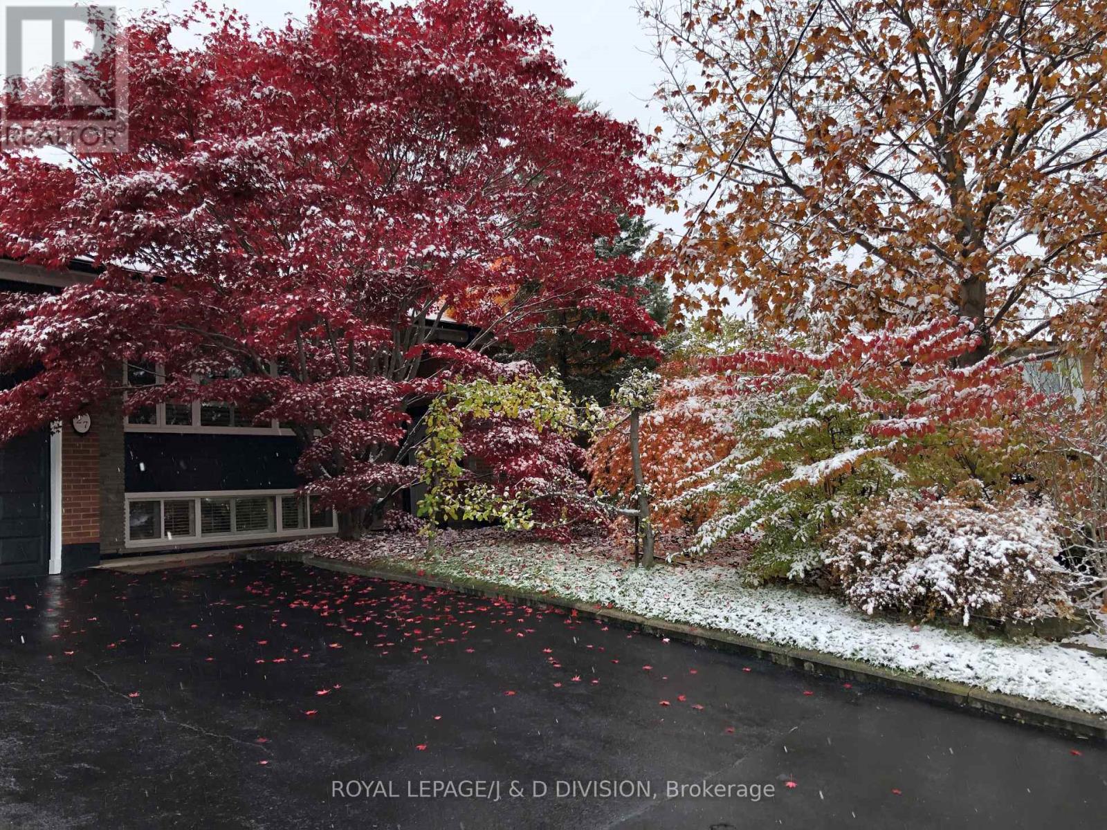 27 PARAMOUNT COURT, Toronto, Ontario