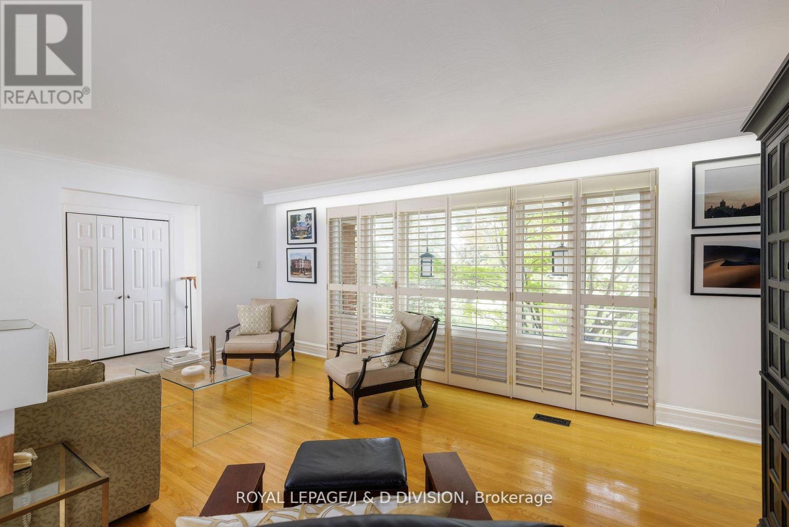 27 Paramount Court, Toronto, Ontario  M6M 2L3 - Photo 11 - W12532718