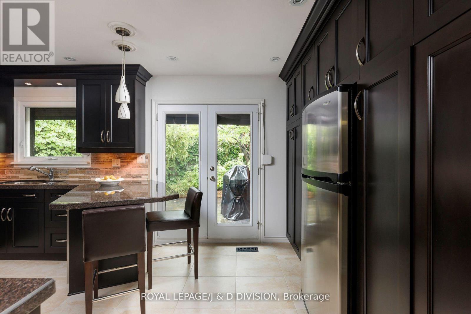 27 Paramount Court, Toronto, Ontario  M6M 2L3 - Photo 14 - W12532718