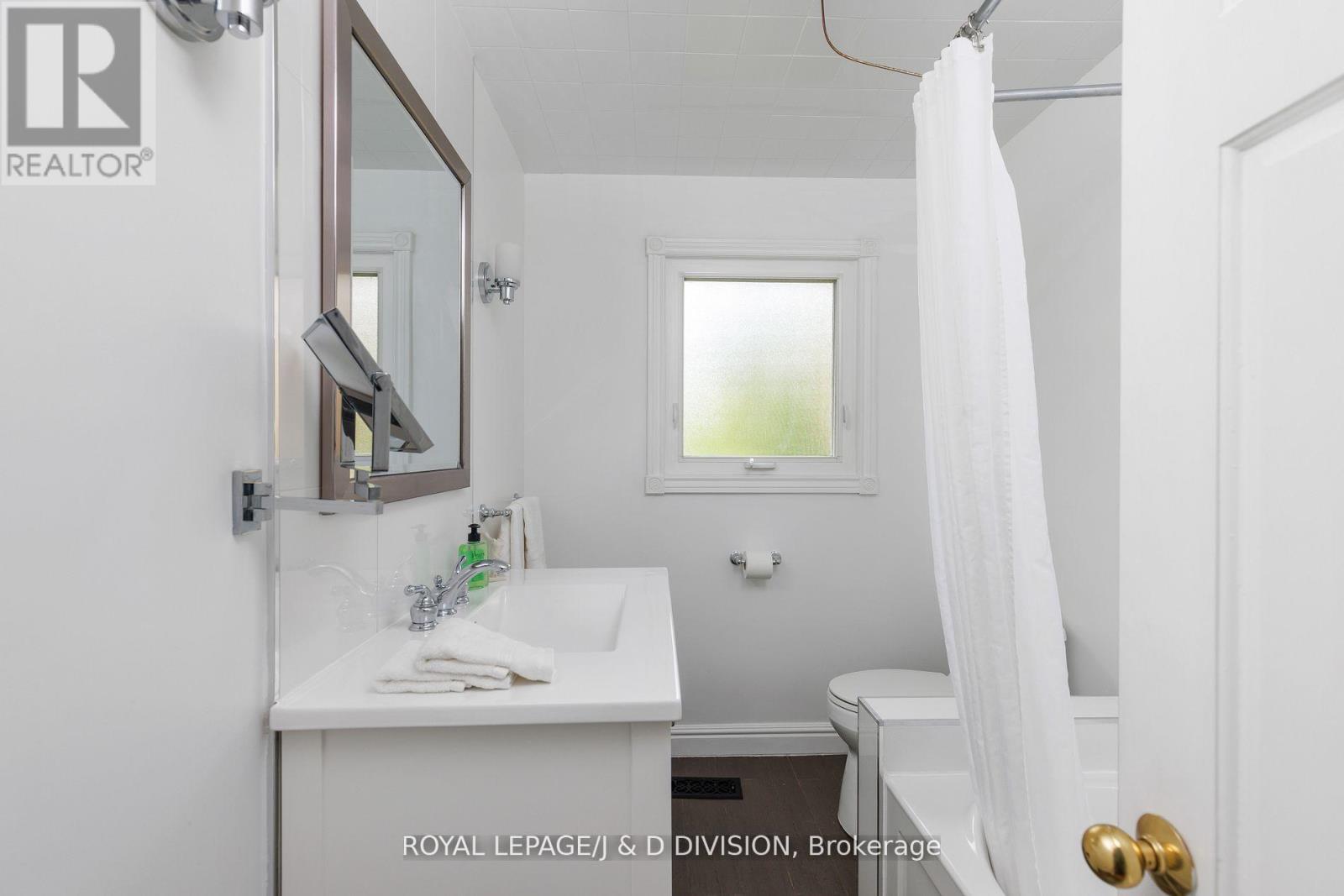 27 Paramount Court, Toronto, Ontario  M6M 2L3 - Photo 21 - W12532718