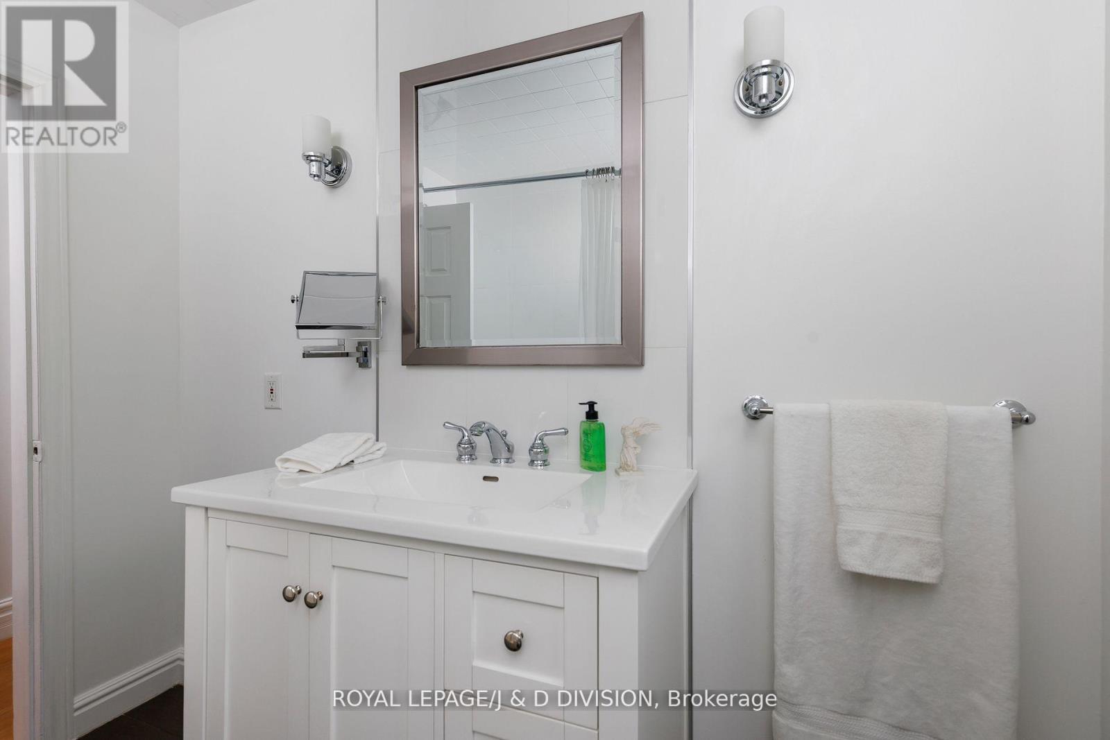 27 Paramount Court, Toronto, Ontario  M6M 2L3 - Photo 22 - W12532718