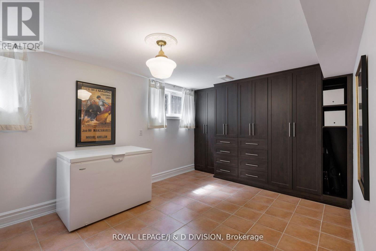 27 Paramount Court, Toronto, Ontario  M6M 2L3 - Photo 33 - W12532718