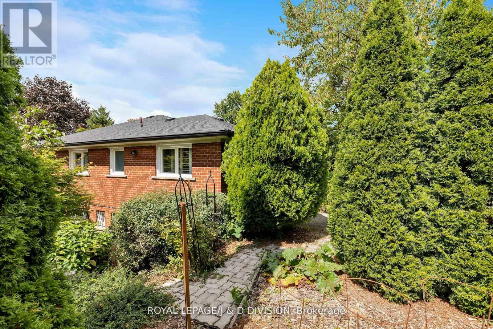 27 Paramount Court, Toronto, Ontario  M6M 2L3 - Photo 48 - W12532718