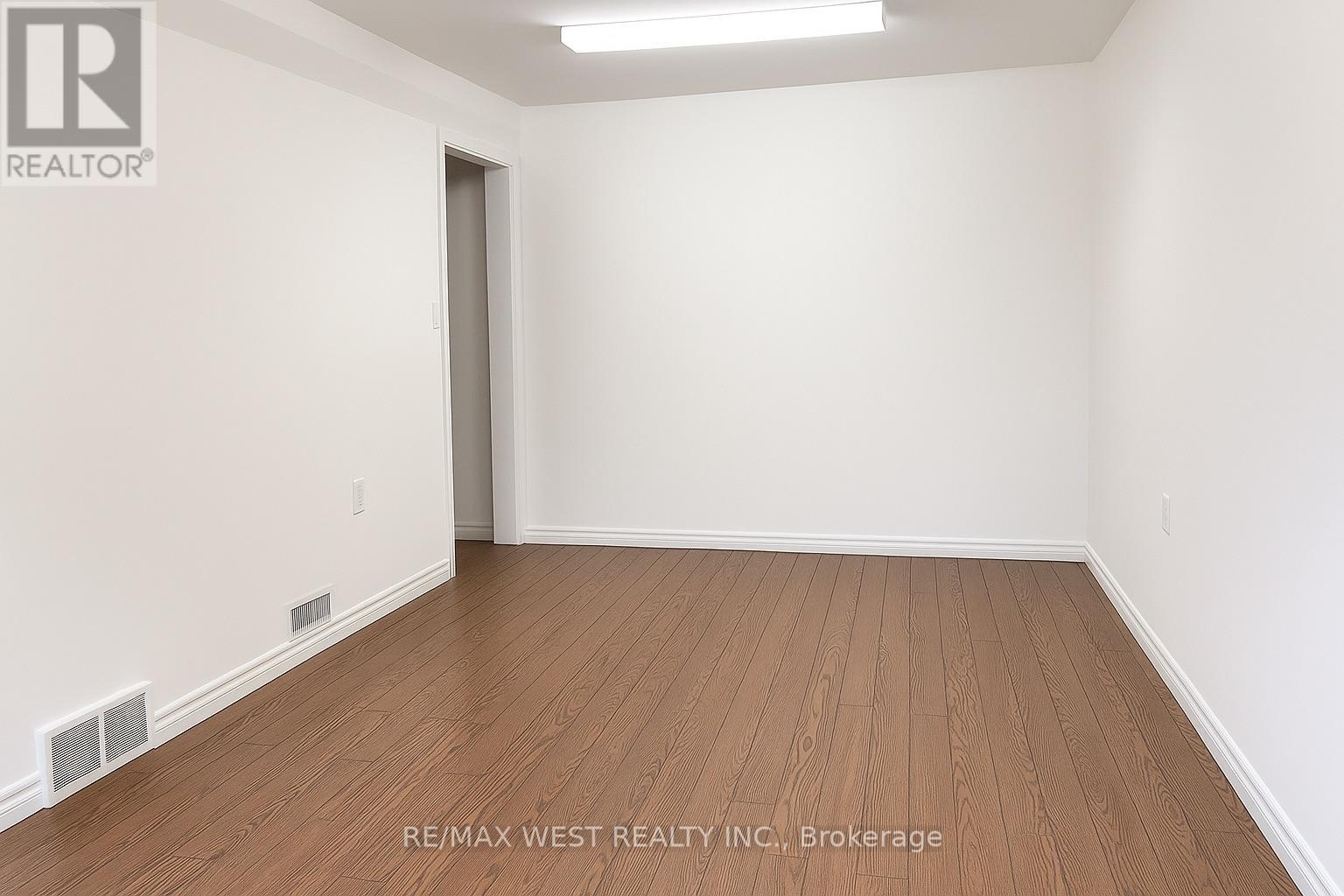 33 South Station Street, Toronto, Ontario  M9N 2B2 - Photo 7 - W12532380