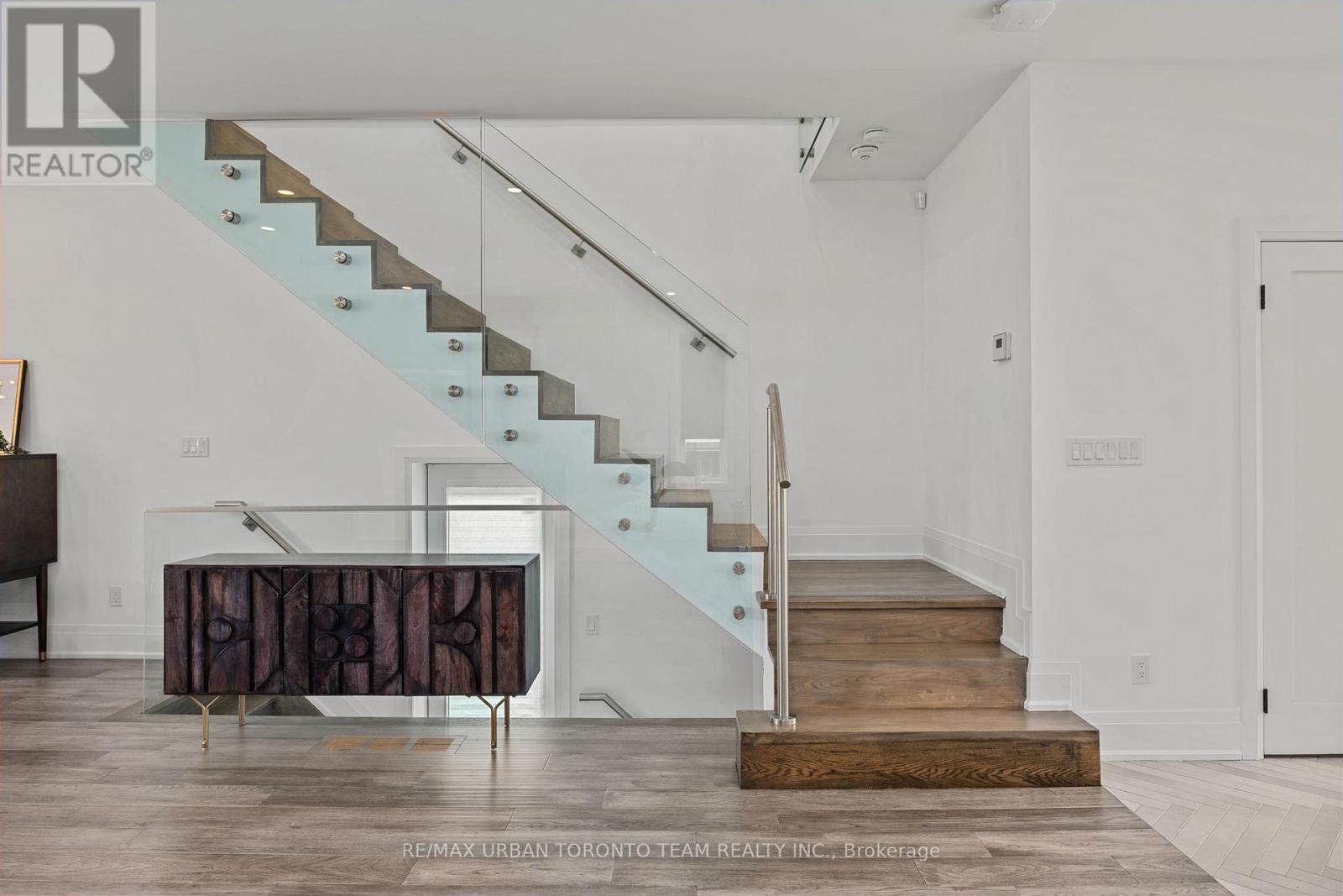 58 Manitoba Street, Toronto, Ontario M8Y 1C9 - Photo 5 - W12530120