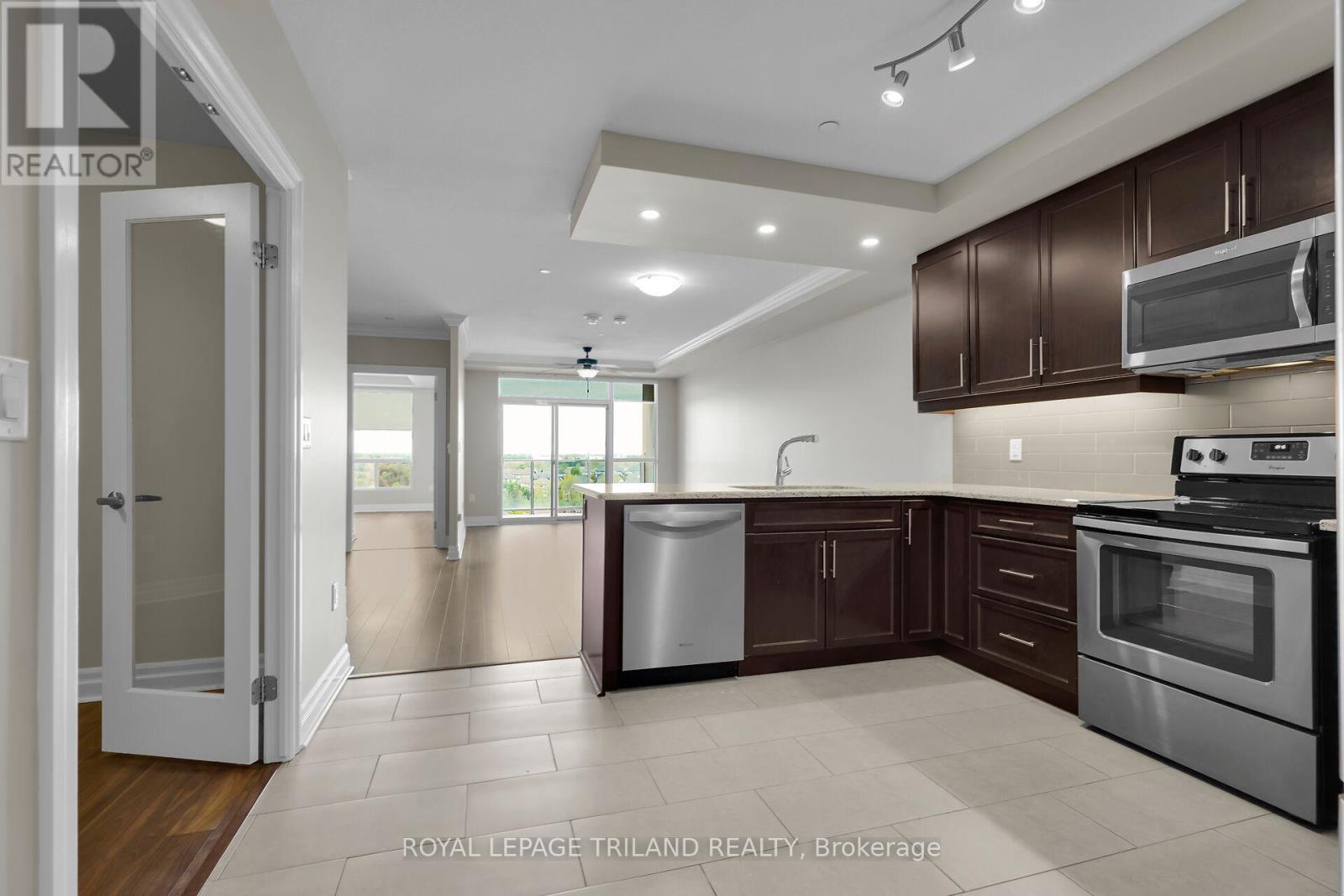 801 - 260 Villagewalk Boulevard, London North, Ontario  N6G 0W6 - Photo 3 - X12532808