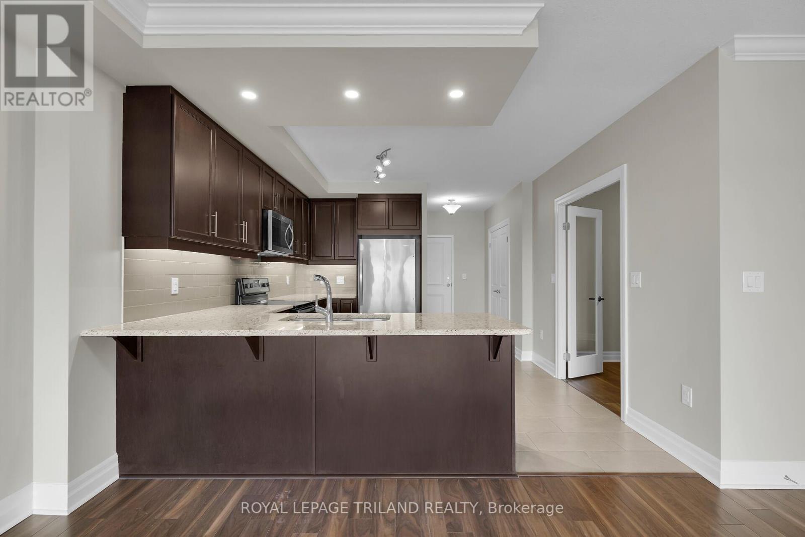 801 - 260 Villagewalk Boulevard, London North, Ontario  N6G 0W6 - Photo 4 - X12532808