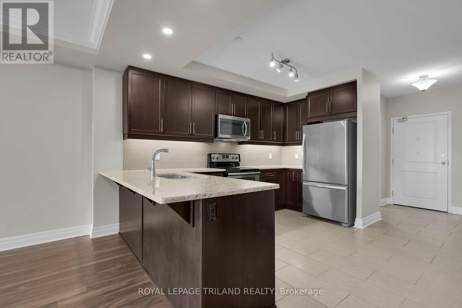 801 - 260 Villagewalk Boulevard, London North, Ontario  N6G 0W6 - Photo 5 - X12532808