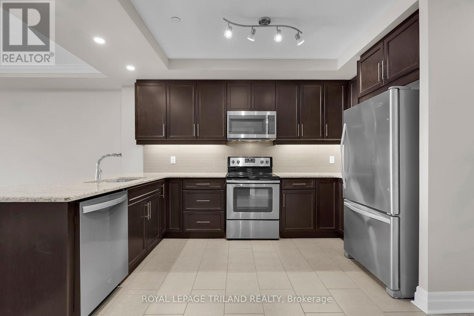 801 - 260 Villagewalk Boulevard, London North, Ontario  N6G 0W6 - Photo 6 - X12532808