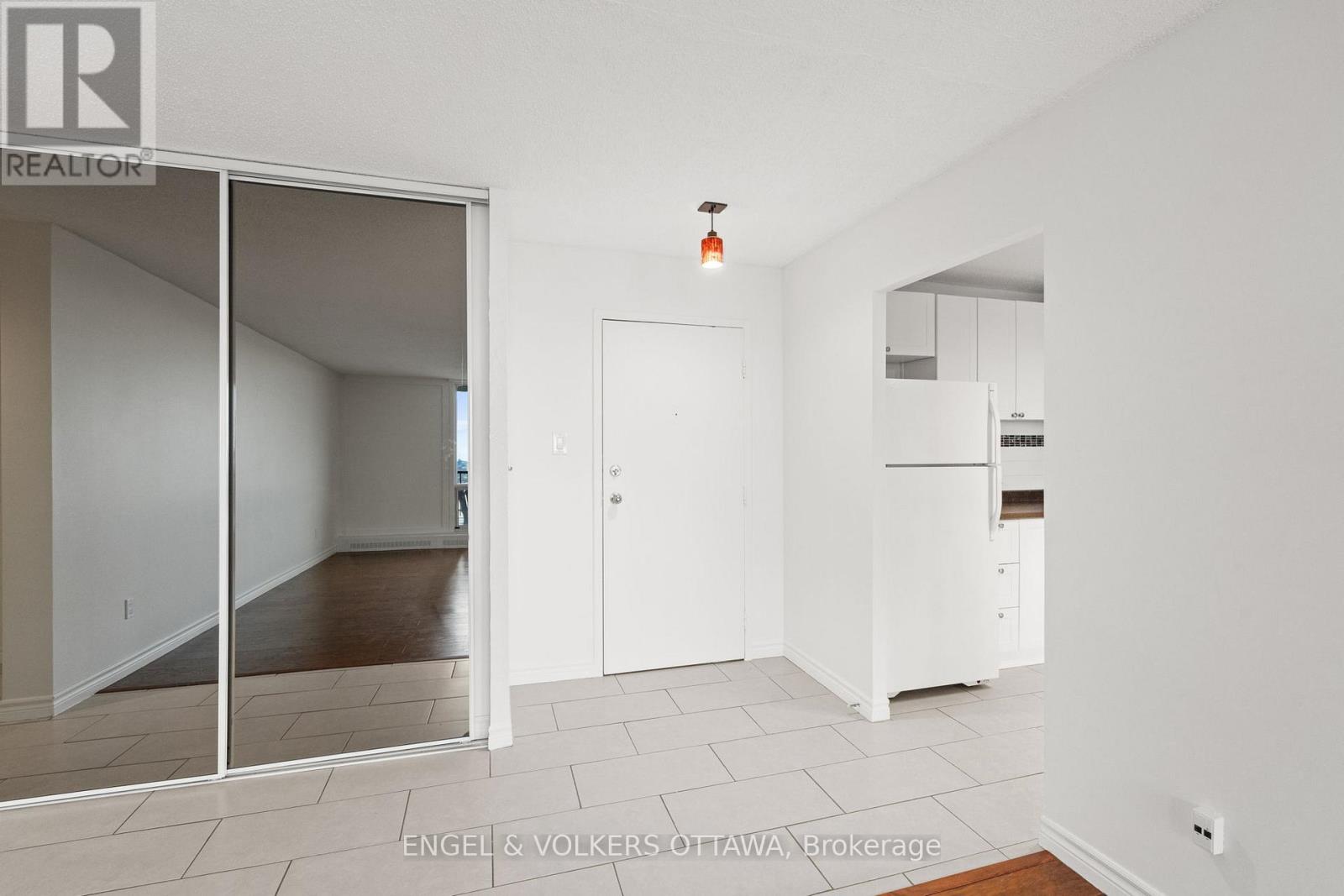 2001 - 665 Bathgate Drive, Ottawa, Ontario K1K 3Y4 - Photo 2 - X12532792