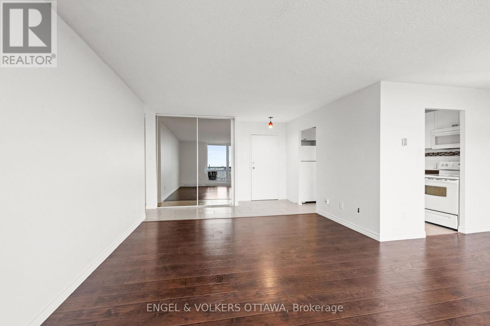 2001 - 665 Bathgate Drive, Ottawa, Ontario K1K 3Y4 - Photo 6 - X12532792