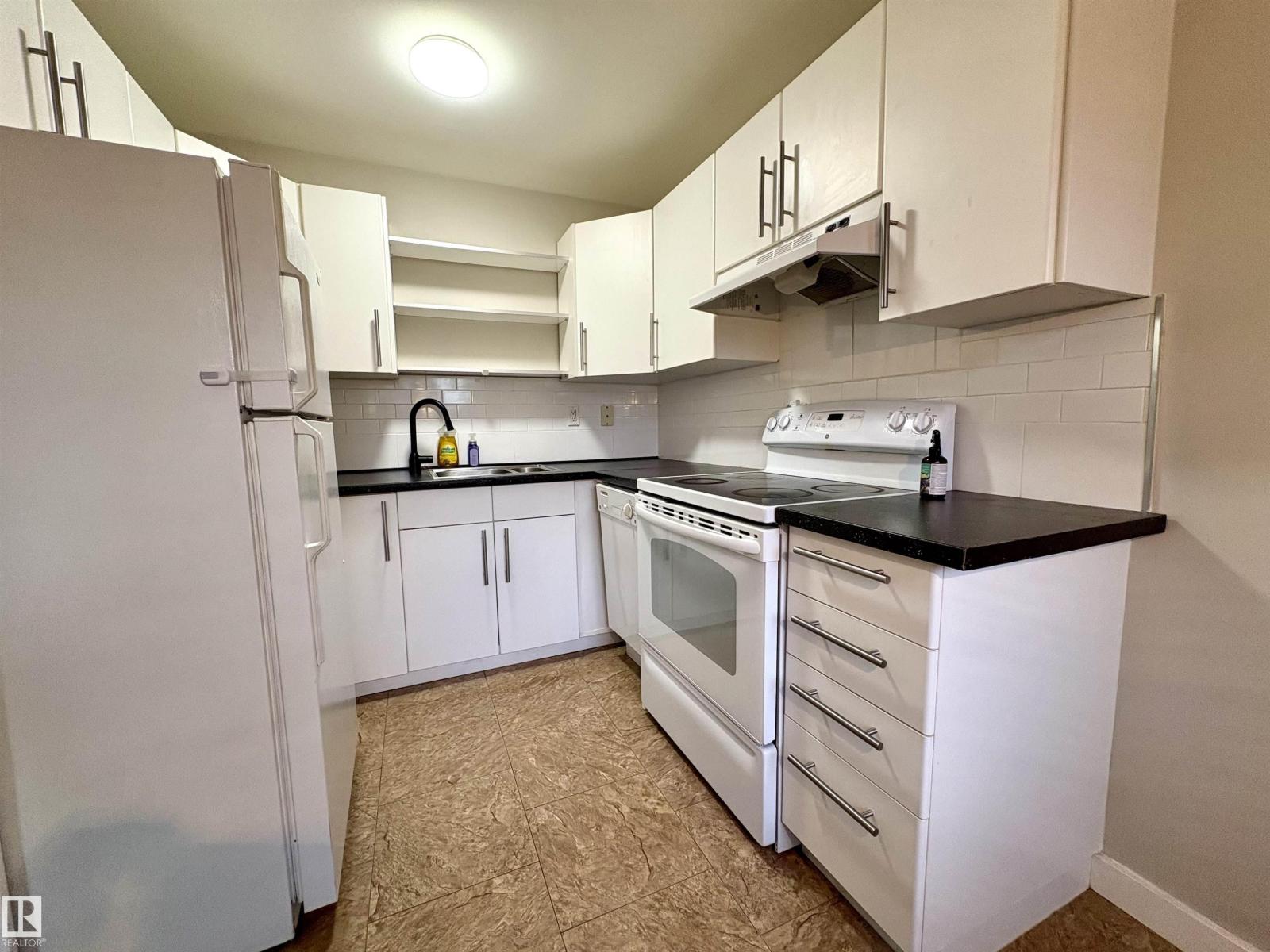 170 Londonderry Square Sq Nw, Edmonton, Alberta  T5C 3C4 - Photo 3 - E4465376