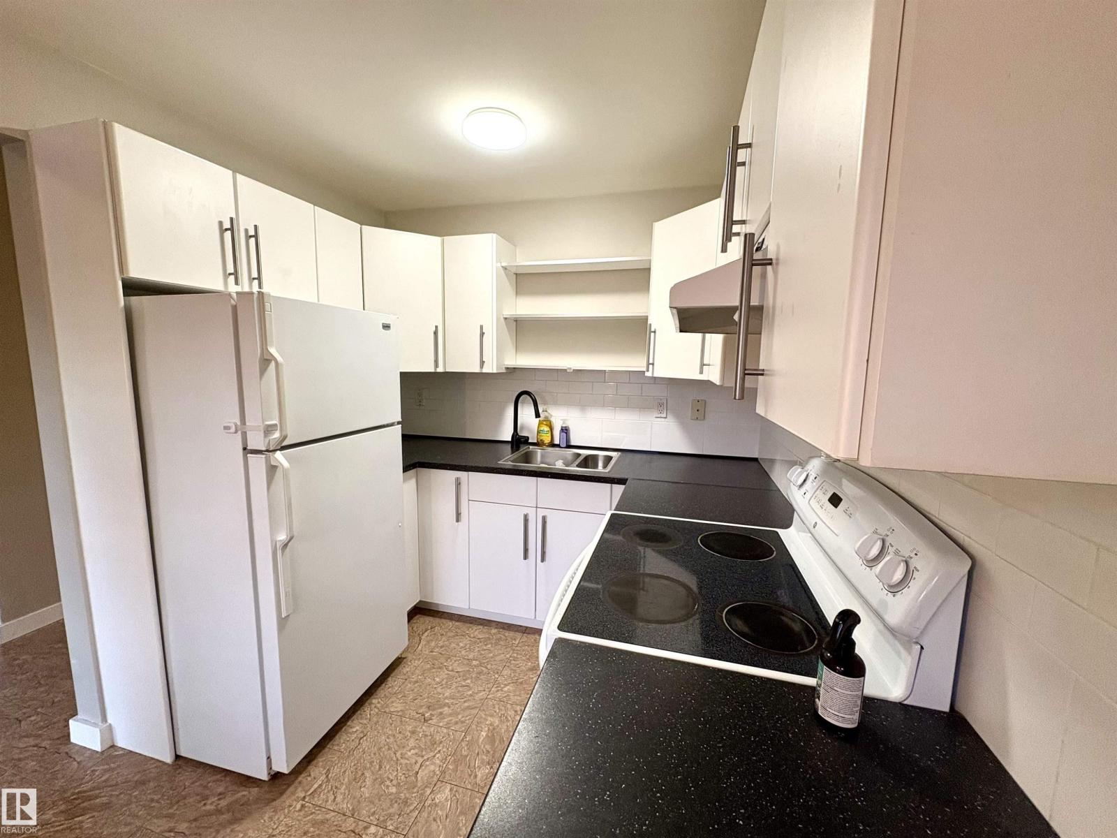 170 Londonderry Square Sq Nw, Edmonton, Alberta  T5C 3C4 - Photo 4 - E4465376