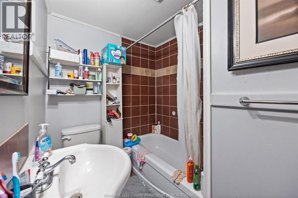 817 Chatham Street East, Windsor, Ontario  N9A 2X8 - Photo 12 - 25028546