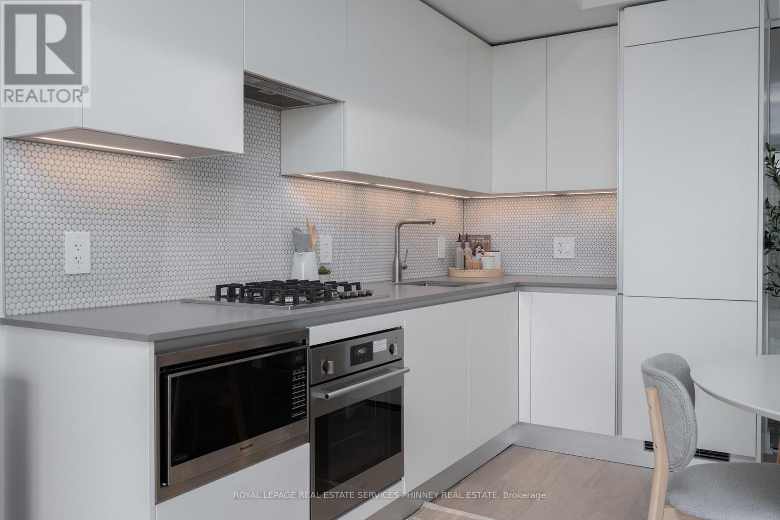 515 - 2720 Dundas Street W, Toronto, Ontario  M6P 0C3 - Photo 2 - W12532760