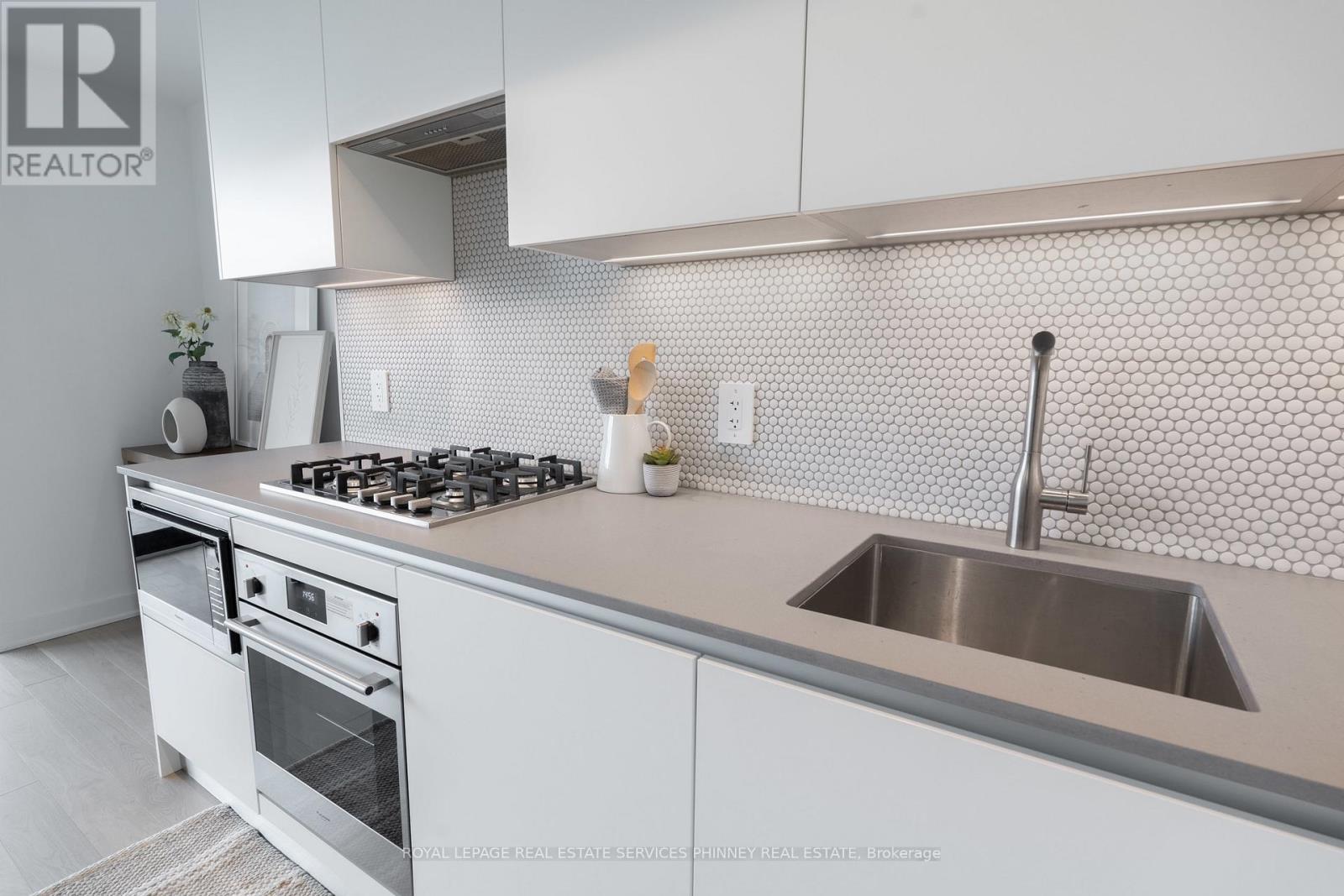 515 - 2720 Dundas Street W, Toronto, Ontario  M6P 0C3 - Photo 3 - W12532760