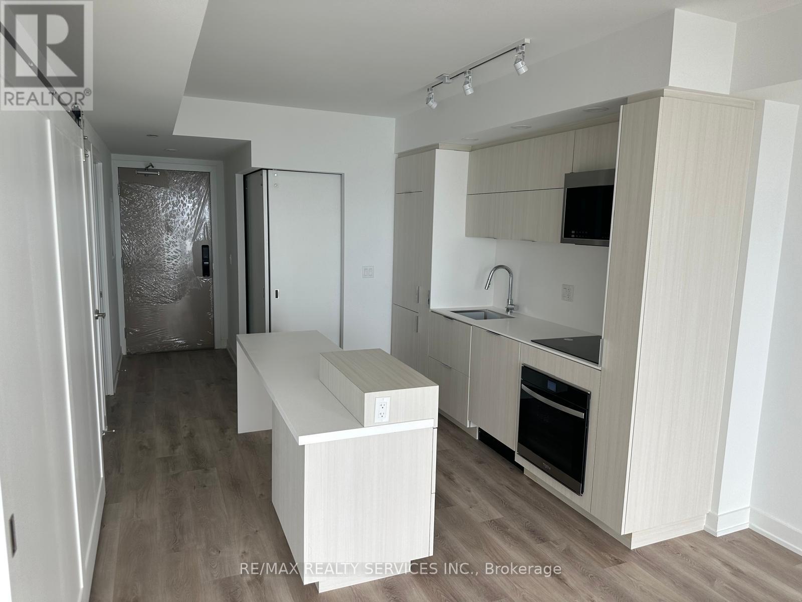 1604 - 370 Martha Street, Burlington, Ontario  L7R 0G9 - Photo 2 - W12532828