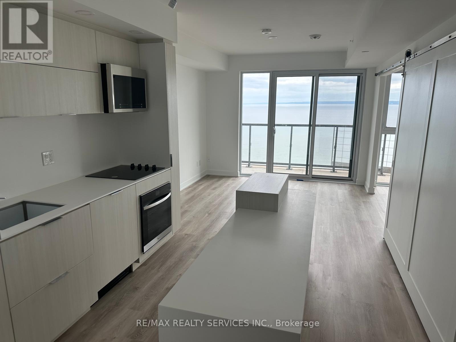 1604 - 370 Martha Street, Burlington, Ontario  L7R 0G9 - Photo 3 - W12532828