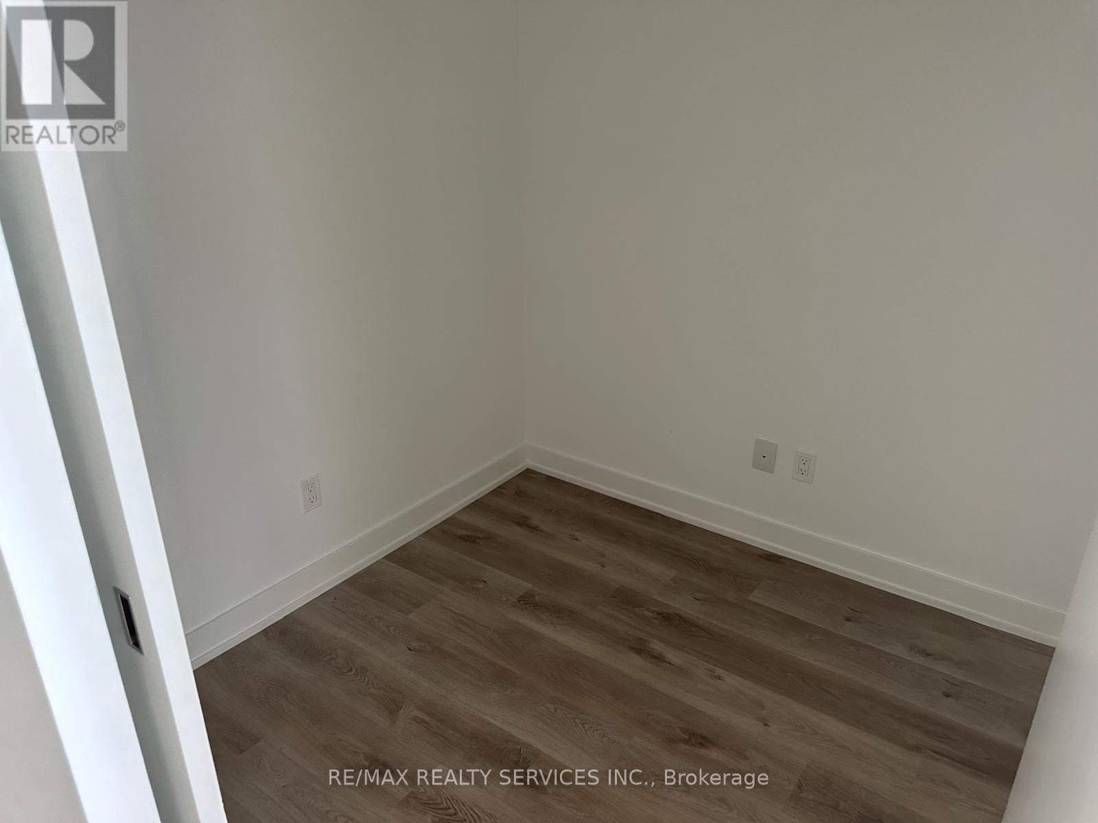 1604 - 370 Martha Street, Burlington, Ontario  L7R 0G9 - Photo 4 - W12532828