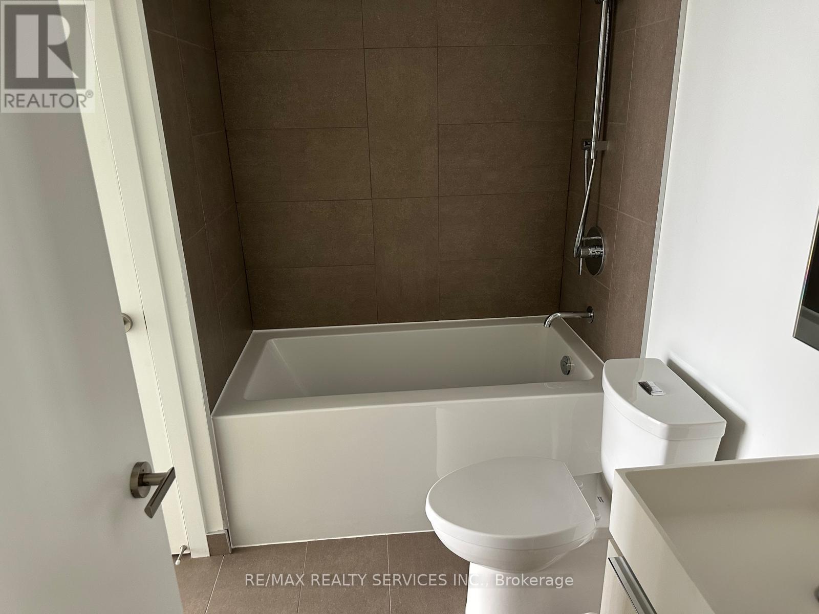 1604 - 370 Martha Street, Burlington, Ontario  L7R 0G9 - Photo 6 - W12532828