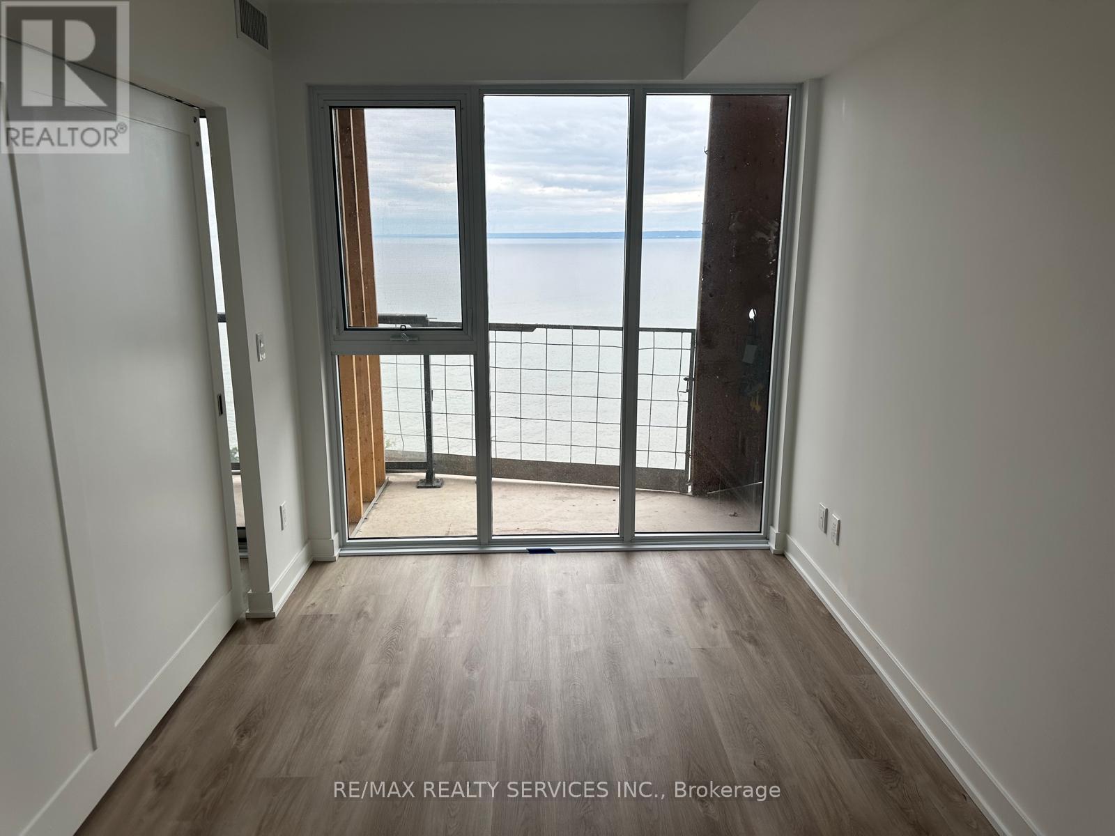 1604 - 370 Martha Street, Burlington, Ontario  L7R 0G9 - Photo 9 - W12532828