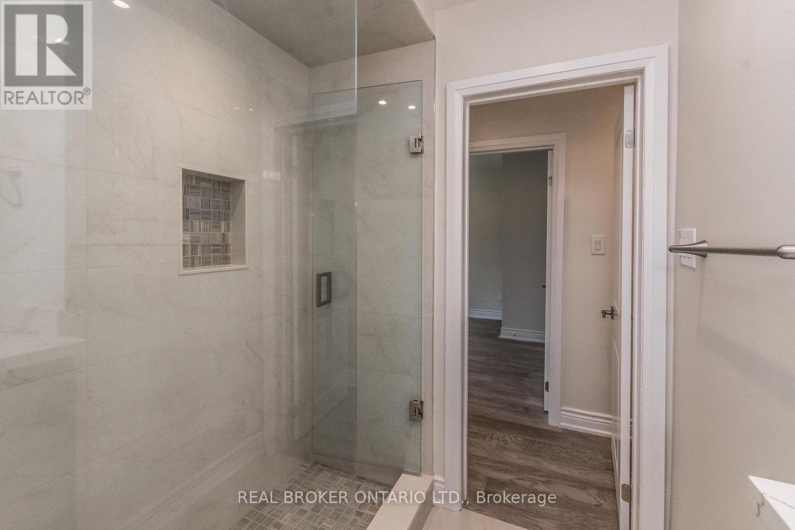 Upper - 1821 Truscott Drive, Mississauga, Ontario L5J 2A1 - Photo 26 - W12505940