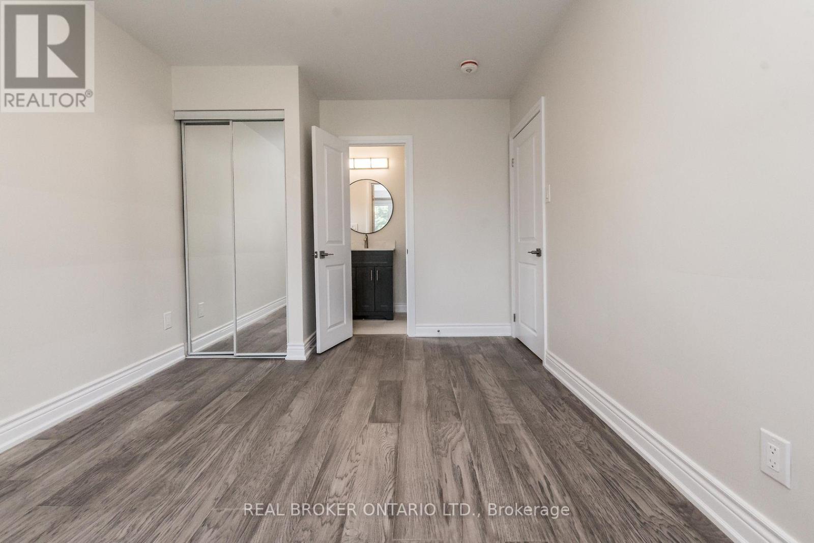 Upper - 1821 Truscott Drive, Mississauga, Ontario L5J 2A1 - Photo 10 - W12505940