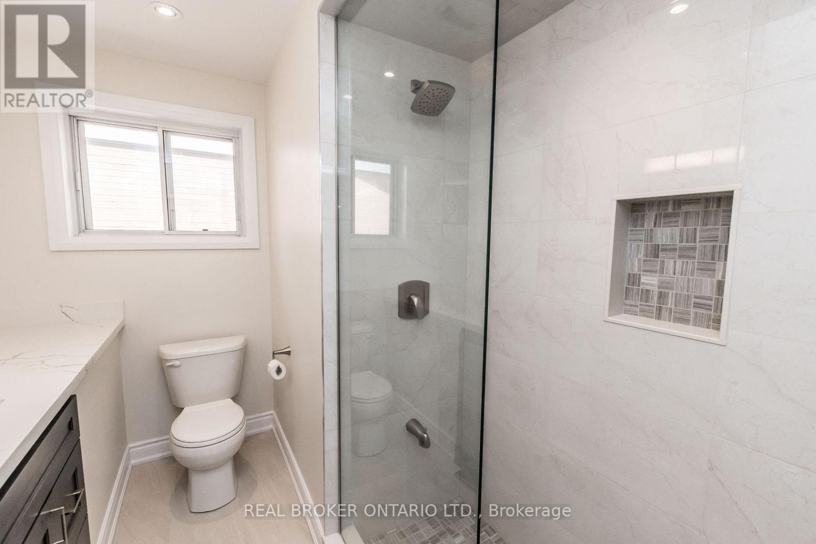 Upper - 1821 Truscott Drive, Mississauga, Ontario L5J 2A1 - Photo 27 - W12505940