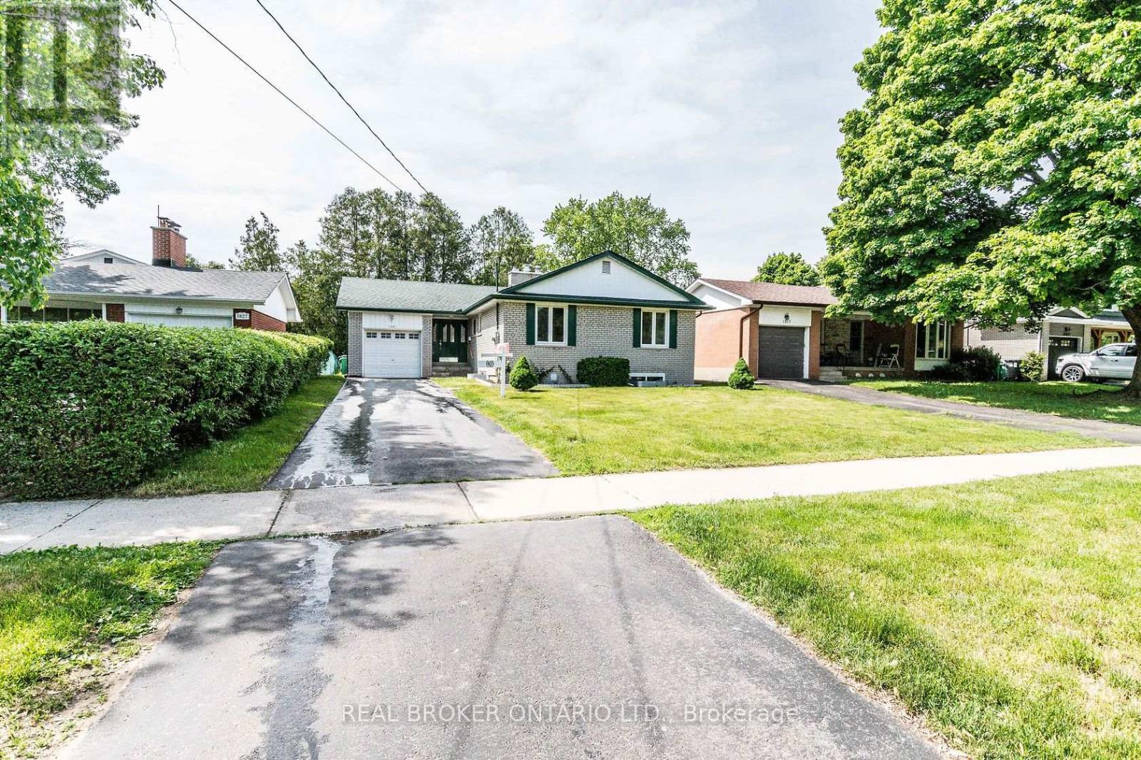 Upper - 1821 Truscott Drive, Mississauga, Ontario L5J 2A1 - Photo 4 - W12505940