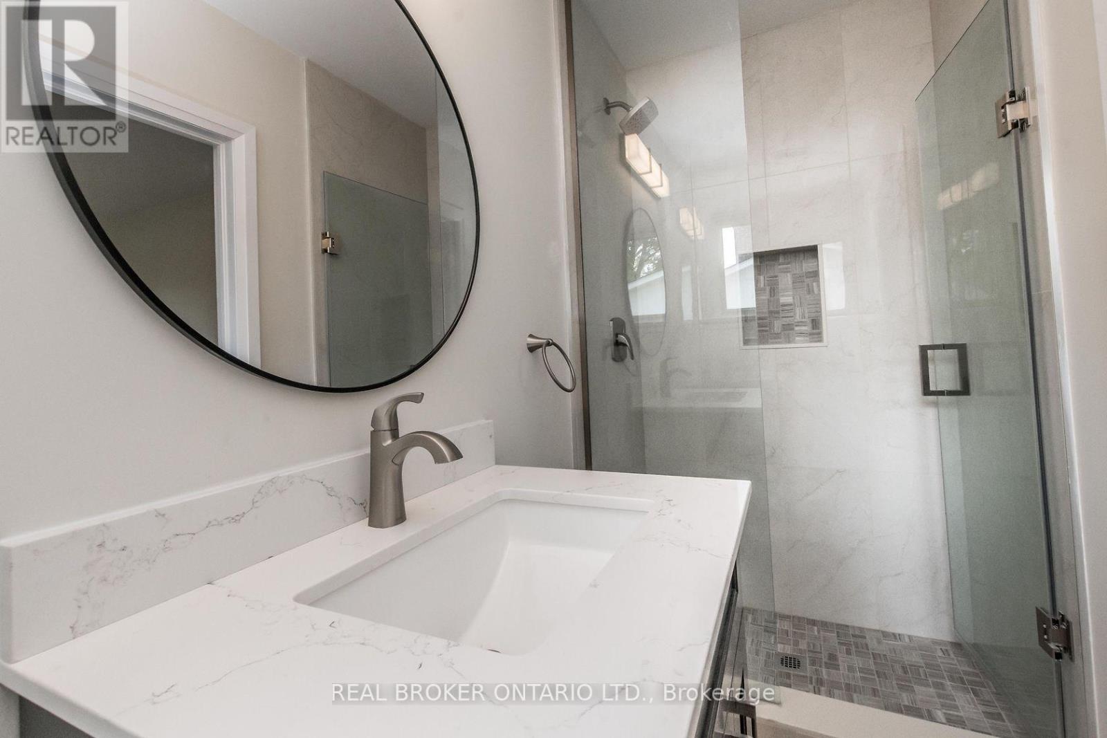 Upper - 1821 Truscott Drive, Mississauga, Ontario L5J 2A1 - Photo 29 - W12505940