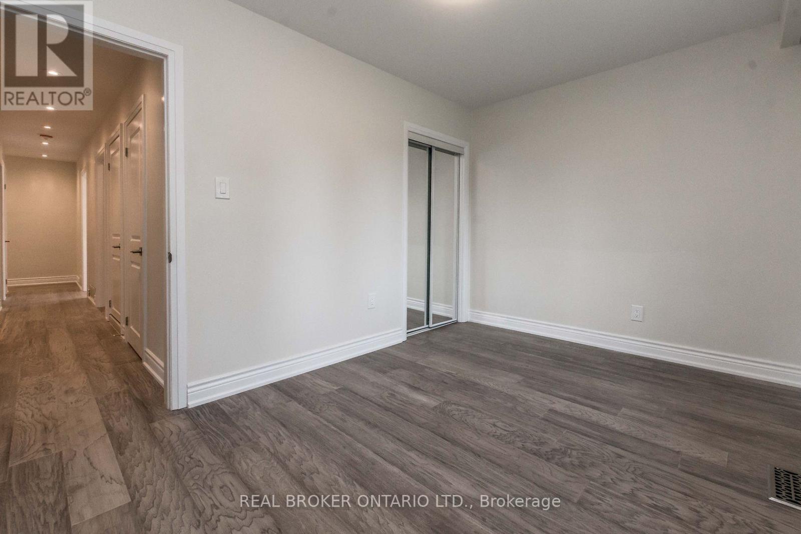 Upper - 1821 Truscott Drive, Mississauga, Ontario L5J 2A1 - Photo 9 - W12505940