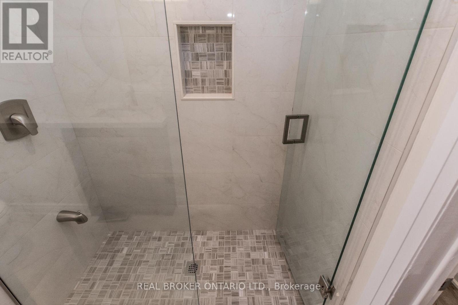 Upper - 1821 Truscott Drive, Mississauga, Ontario L5J 2A1 - Photo 28 - W12505940