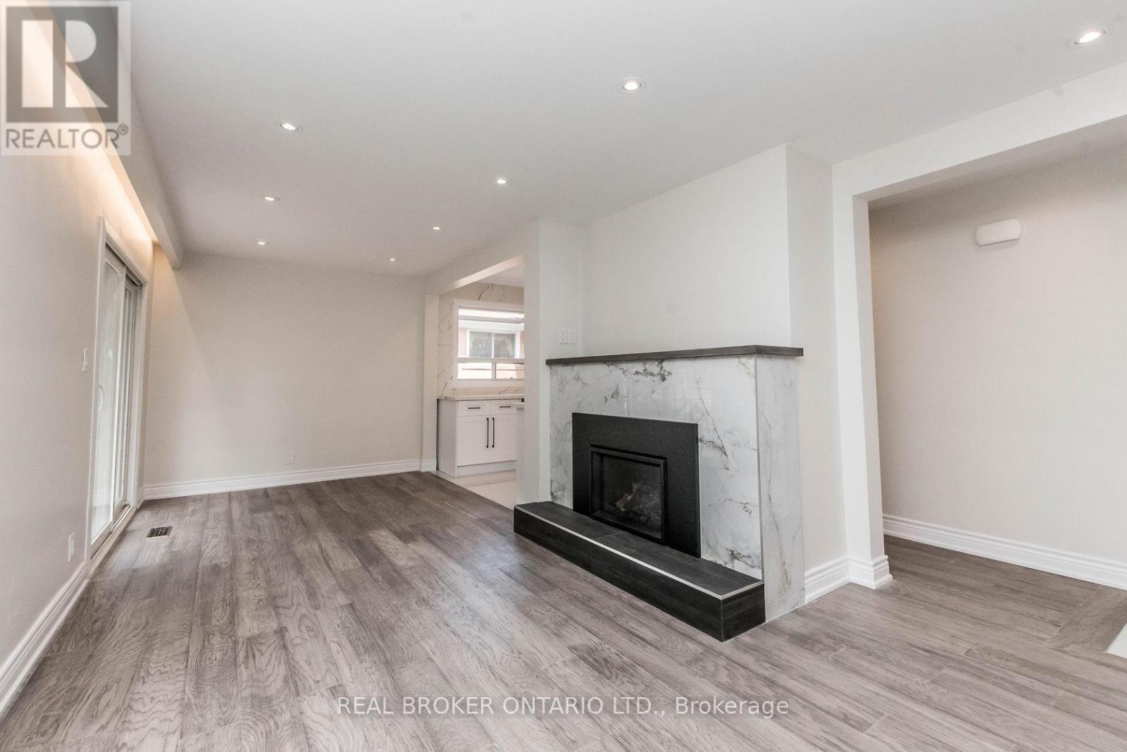 Upper - 1821 Truscott Drive, Mississauga, Ontario L5J 2A1 - Photo 15 - W12505940