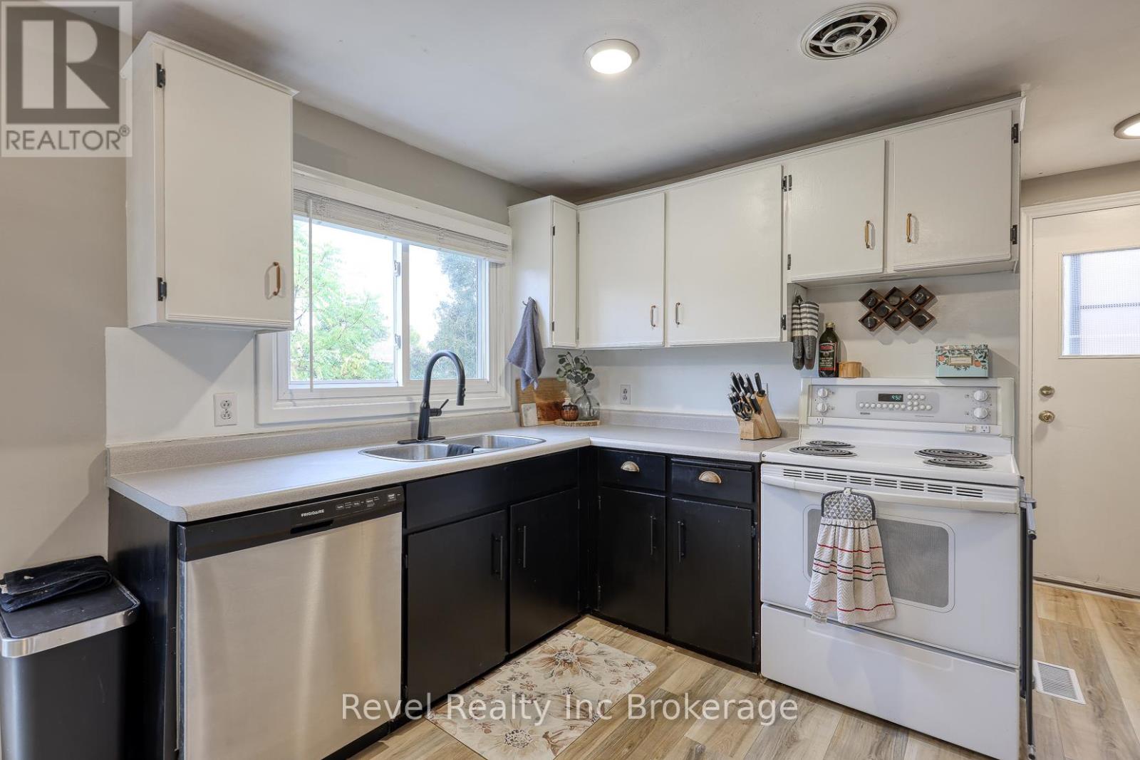 1011b Vanier Avenue, Woodstock, Ontario N4S 4K5 - Photo 11 - X12532932